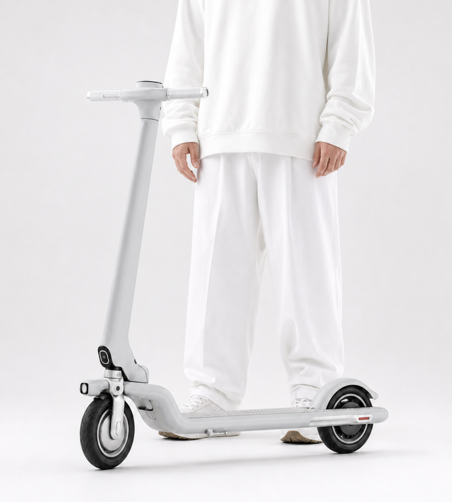 Monopattino elettrico Enduro Model X1 grigio con una persona vestita di bianco